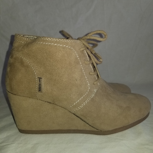 NWOT ROUTE 66 WOMENS EMERSON TAUPE WEDGE BOOTIES - Picture 5 of 10